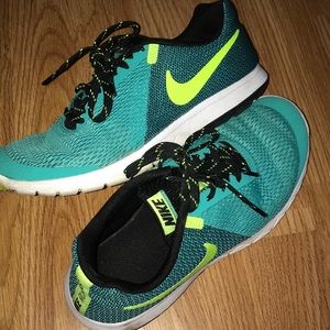 Nike running shoes womens 7.5 Flex Experience RN5